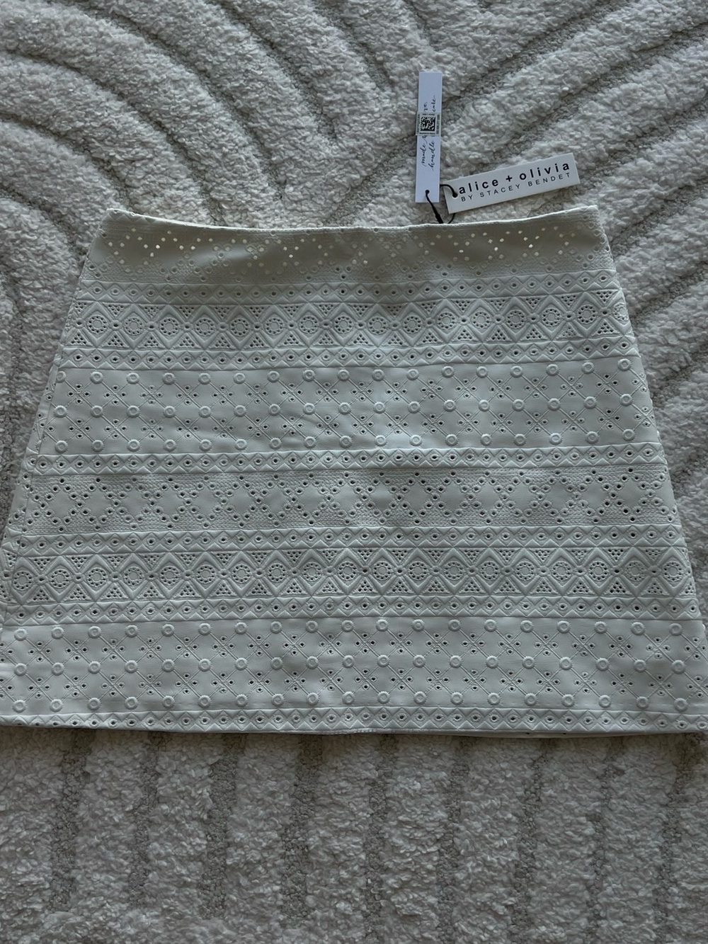 Alice + Olivia Ivory RILEY
EMBROIDERED MINI SKIRT